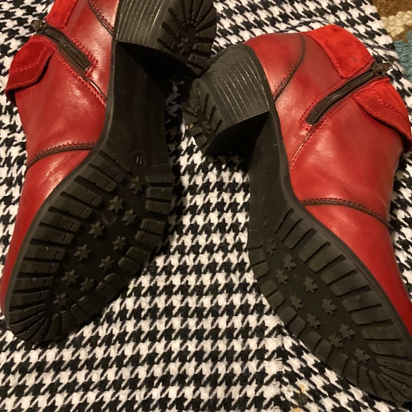 Red leather ankle boots - Picture 4 of 9